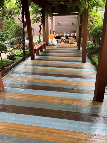 二代共擠圓孔木塑無(wú)縫地板